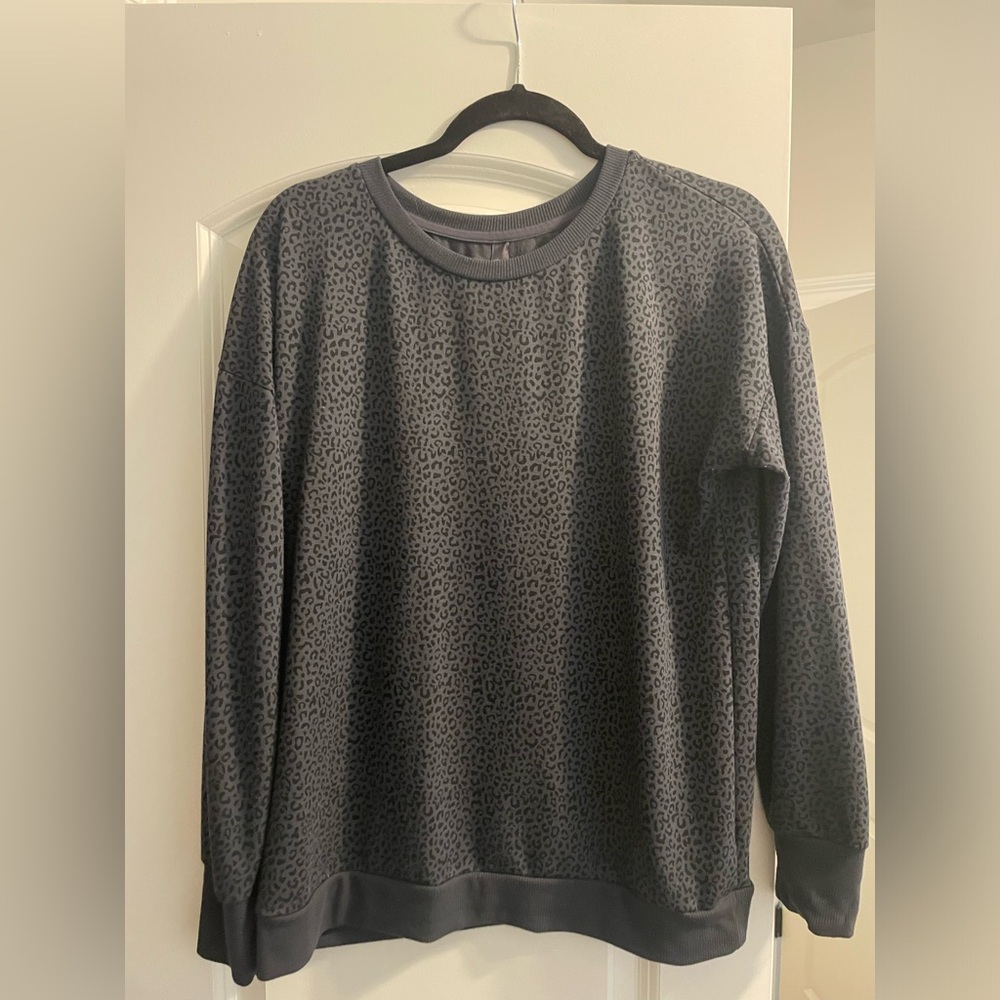 Women’s athletic top/pullover